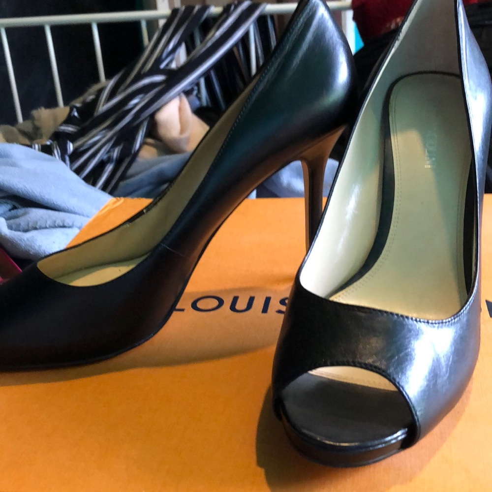 Black peep toe pump